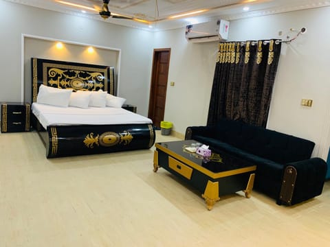 Bed, Seating area, Bedroom