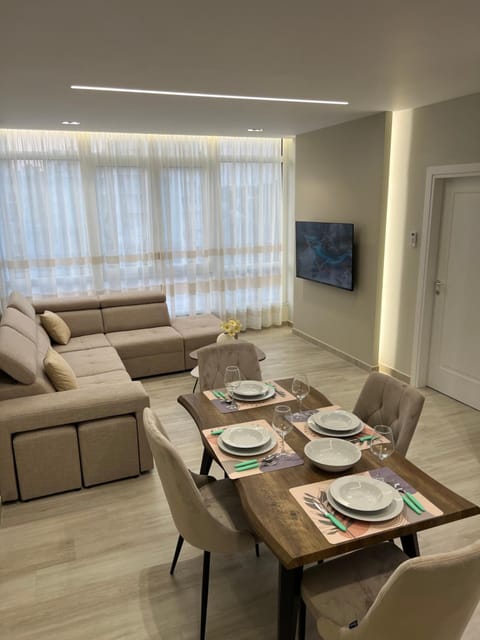 TV and multimedia, Living room, Seating area, Dining area