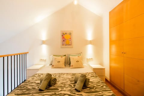 Bed, Bedroom, towels, wardrobe