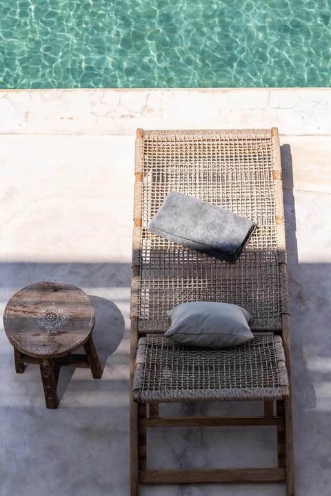 Swimming pool, sunbed