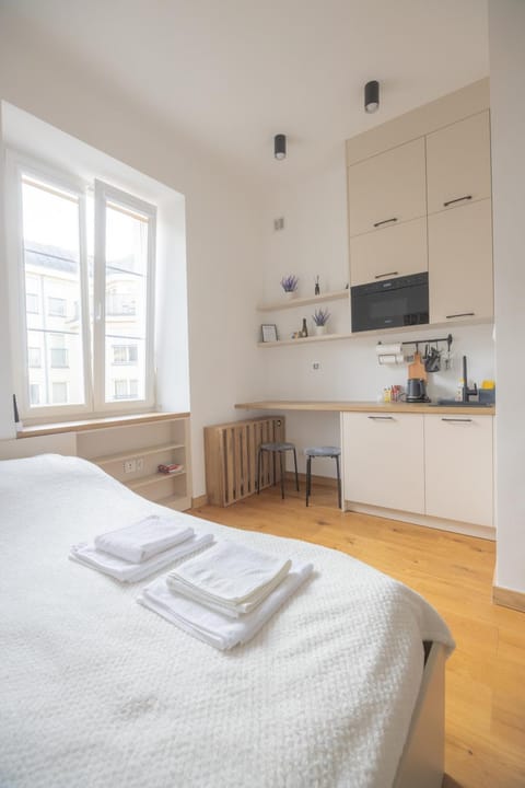 Bed, Coffee/tea facilities, Kitchen or kitchenette, Quiet street view, microwave, towels
