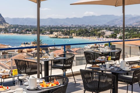 Restaurant/places to eat, View (from property/room), Balcony/Terrace, Banquet/Function facilities, Dining area, Sea view, Breakfast, Continental breakfast, Lunch, Dinner