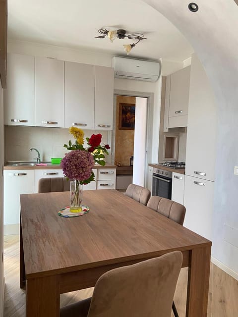 Kitchen or kitchenette, Dining area, stove