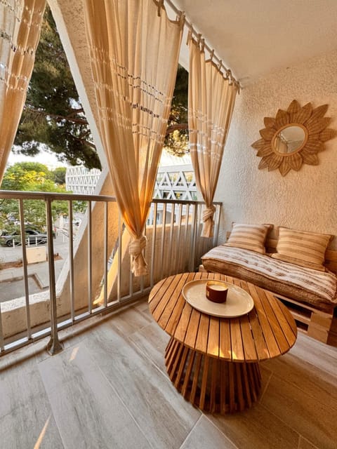 Patio, Day, Balcony/Terrace, Dining area