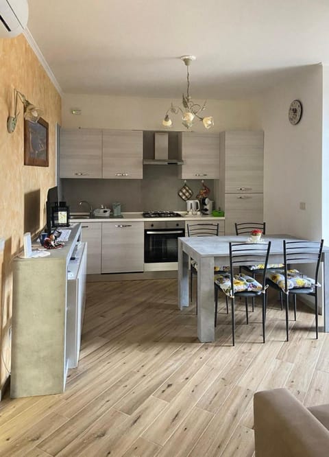 TV and multimedia, Kitchen or kitchenette, Dining area, internet, stove