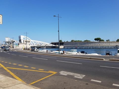 Neighbourhood, Sea view, Location