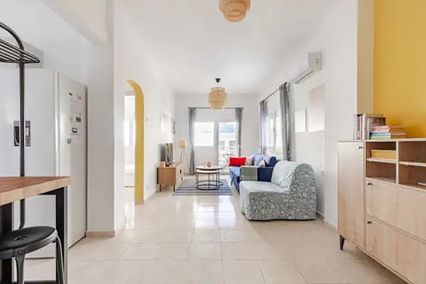 Property building, Bed, Living room, Photo of the whole room