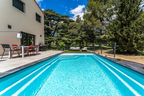 Property building, Day, Garden, Garden view, Swimming pool