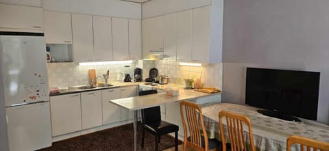 Coffee/tea facilities, Kitchen or kitchenette, Dining area, oven