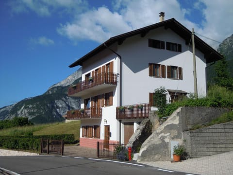 Facade/entrance, City view, Lake view, Mountain view