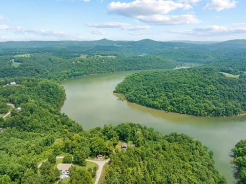 Breathtaking Lake Views 6 mi from Sunset Marina! House in Tennessee