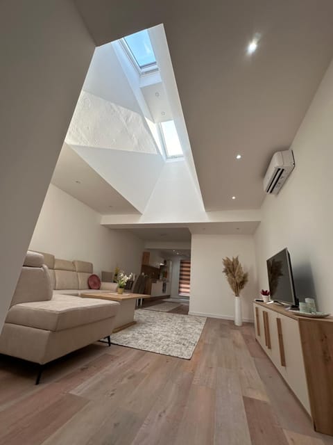 Communal lounge/ TV room, TV and multimedia, Living room, Seating area, Evening entertainment, air conditioner