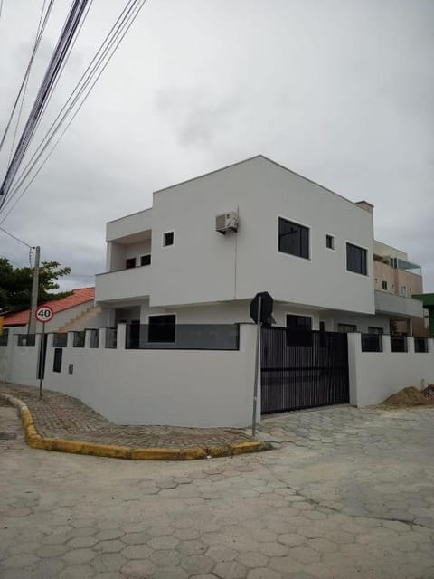 Property building, Facade/entrance, Off site, Day