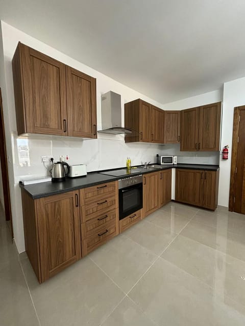 Coffee/tea facilities, oven, toaster