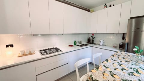 Kitchen or kitchenette, Dining area, stove