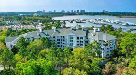 Cozy Bayside Retreat at Lasata , Stunning Panoramic Views ,Steps away from Baytowne Wharf, 3 Bedrooms 3 full baths !! Apartment hotel in Miramar Beach