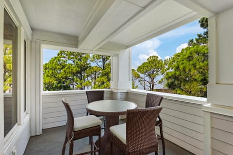 Cozy Bayside Retreat at Lasata , Stunning Panoramic Views ,Steps away from Baytowne Wharf, 3 Bedrooms 3 full baths !! Apartment hotel in Miramar Beach