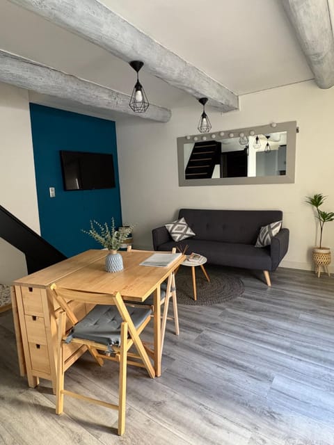 TV and multimedia, Seating area, Dining area
