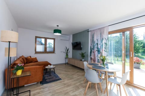 Communal lounge/ TV room, TV and multimedia, Living room, Dining area