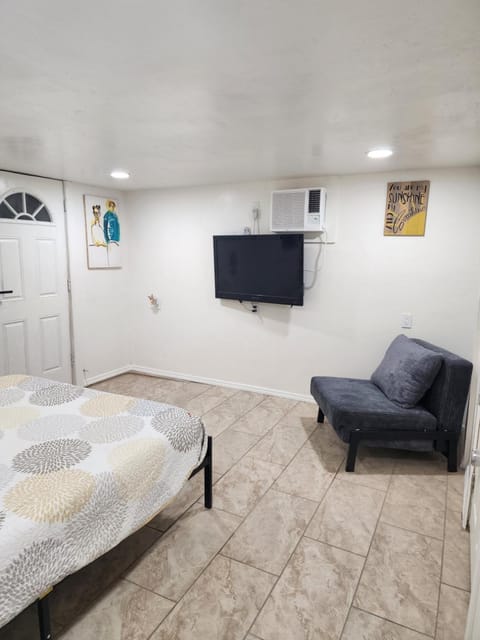 TV and multimedia, Seating area, Bedroom