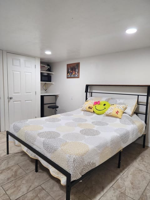 Bed, Kitchen or kitchenette, hair dryier, washing machine, dryer