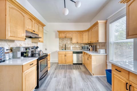 Stay Portland - The Soul District Lounge - 91 WalkScore House in Portland