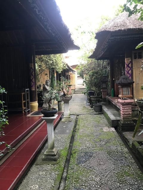 1BD guest house in family compound1, 15 minute walk to yoga barn Vacation rental in Ubud