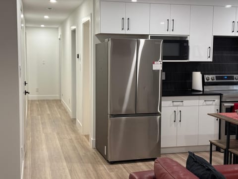 Calm & Cozy Private Suite Apartment in Surrey