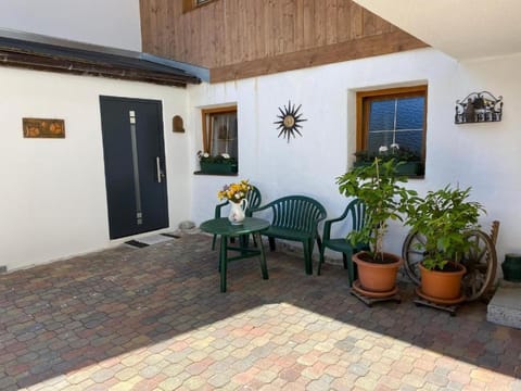 Facade/entrance, Balcony/Terrace