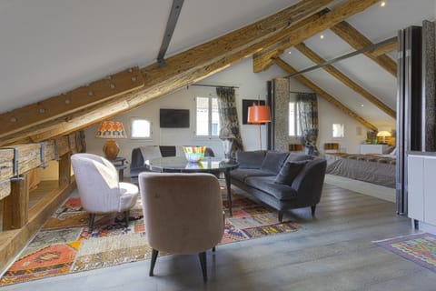 TV and multimedia, Living room, Seating area, Dining area, Bedroom