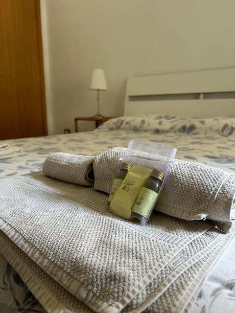 Bed, Bedroom, towels