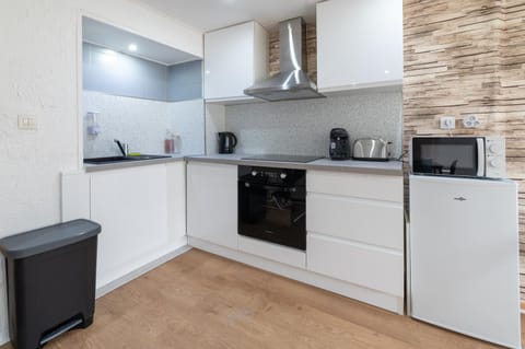 Coffee/tea facilities, Kitchen or kitchenette, oven, stove, toaster