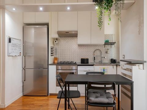 Kitchen or kitchenette, Dining area, oven, stove