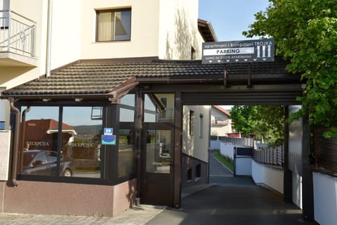 Lobby or reception, Parking