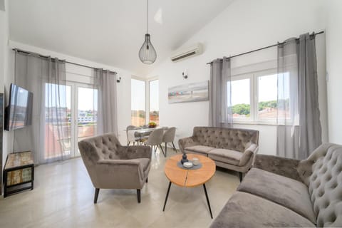 Communal lounge/ TV room, TV and multimedia, Living room, Dining area, Evening entertainment, air conditioner