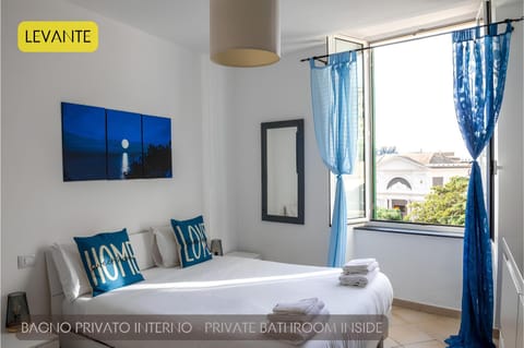 Bed, TV and multimedia, Photo of the whole room, Bedroom, City view, towels