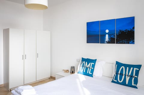 Bedroom, furniture, towels, wardrobe