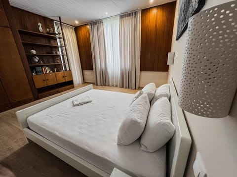 Bed, Library, Bedroom, towels, wardrobe