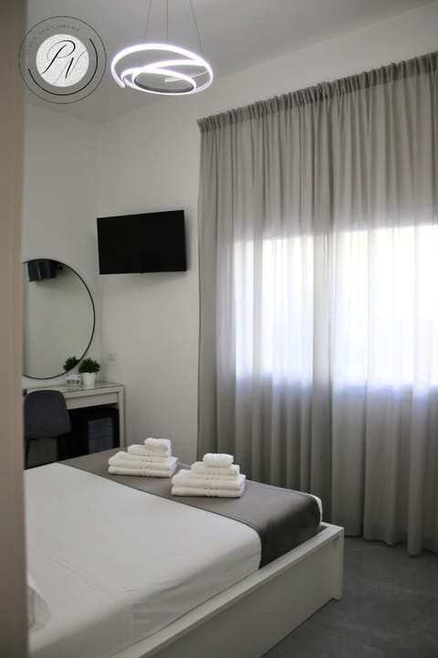 Bed, TV and multimedia, Photo of the whole room, Bedroom, towels