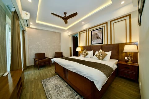 Bed, Photo of the whole room, Seating area, Bedroom, wardrobe