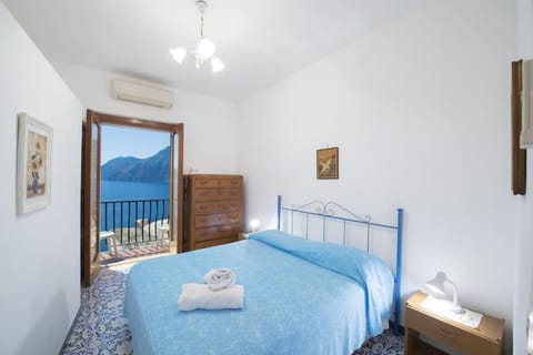 Photo of the whole room, Bedroom, Sea view