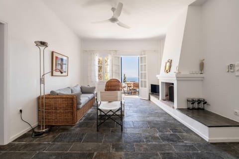 TV and multimedia, Living room, Seating area, Dining area, fireplace