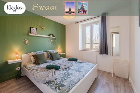 Bed, Photo of the whole room, Bedroom, storage, towels