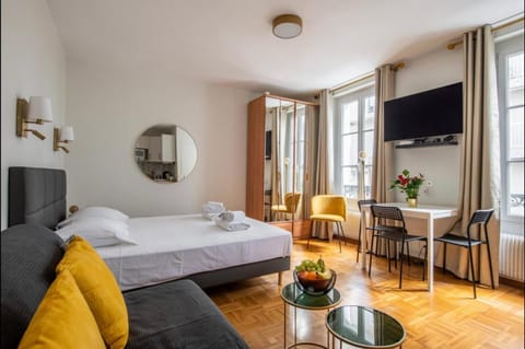 Bed, TV and multimedia, Living room, Photo of the whole room, Seating area, Bedroom