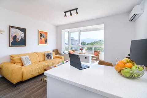 TV and multimedia, View (from property/room), View (from property/room), Balcony/Terrace, Seating area, Dining area, Mountain view, air conditioner