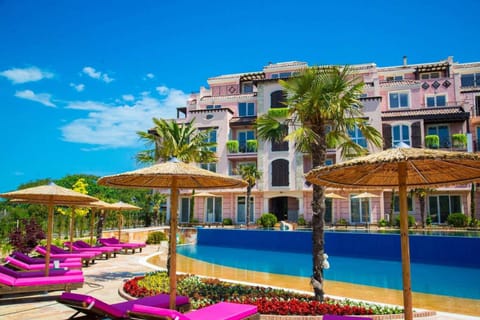 Property building, Patio, Day, Garden, Swimming pool, sunbed