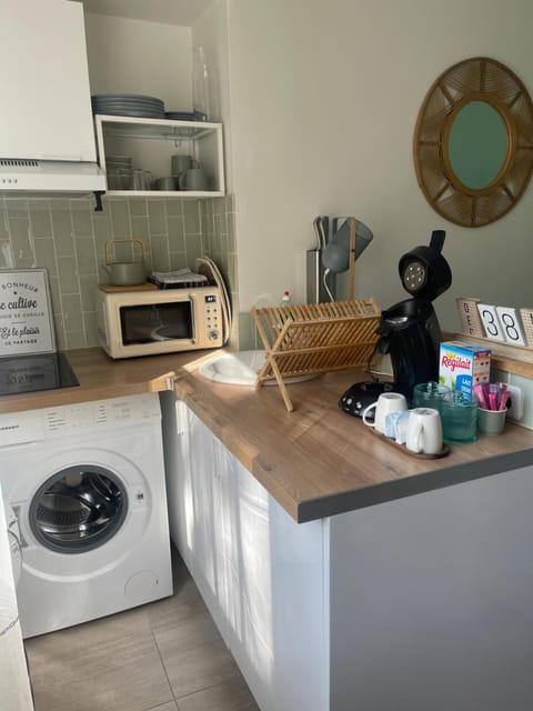 Kitchen or kitchenette, stove, washing machine