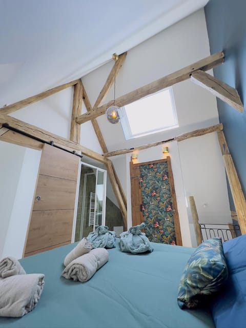 Bed, Photo of the whole room, Bedroom, towels