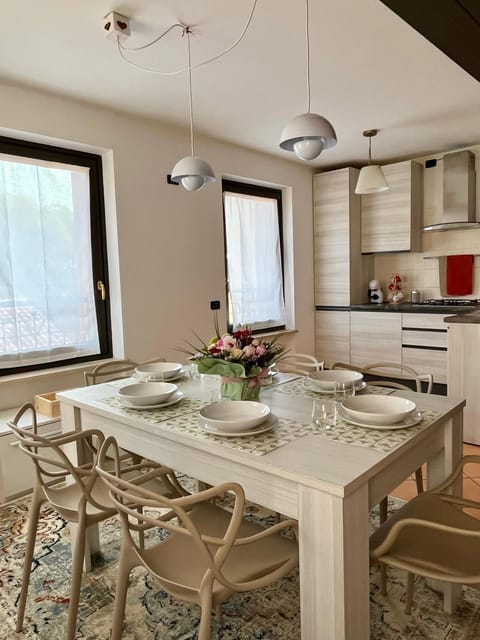 Kitchen or kitchenette, Seating area, Dining area, kitchen