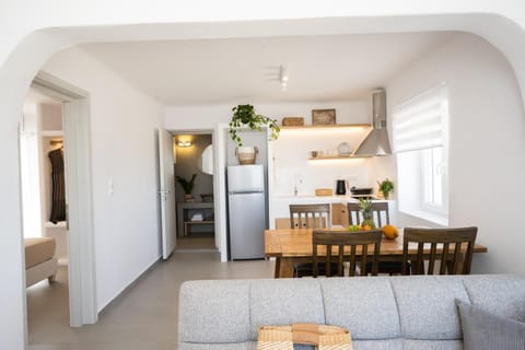 Kitchen or kitchenette, Living room, Seating area, Dining area